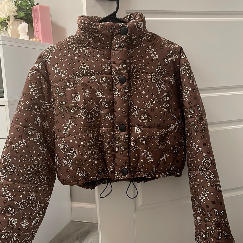 Brown bandanna print cropped puffer coat
